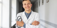 portret-molodogo-doktora-derza-stetoskop - ТРК Щелково